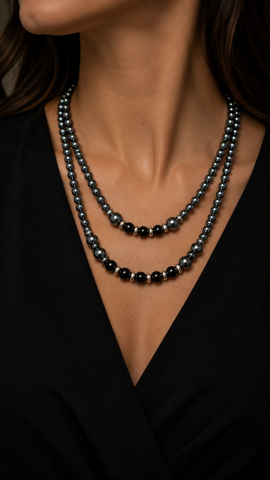 Splendido collier a due fili in perle lucidate di ematite con chiusura gioiello, anni ‘50-‘60