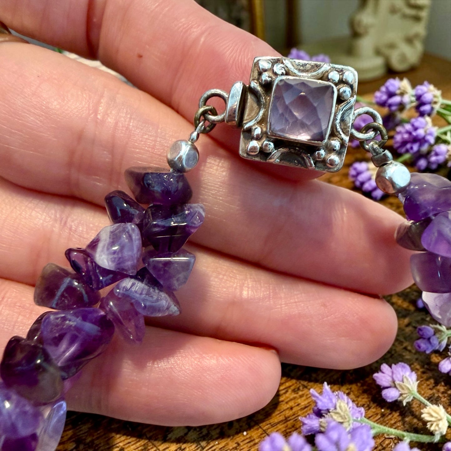Bracciale con chips di ametista grezza e chiusura gioiello in argento
