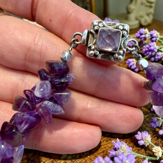 Bracciale con chips di ametista grezza e chiusura gioiello in argento