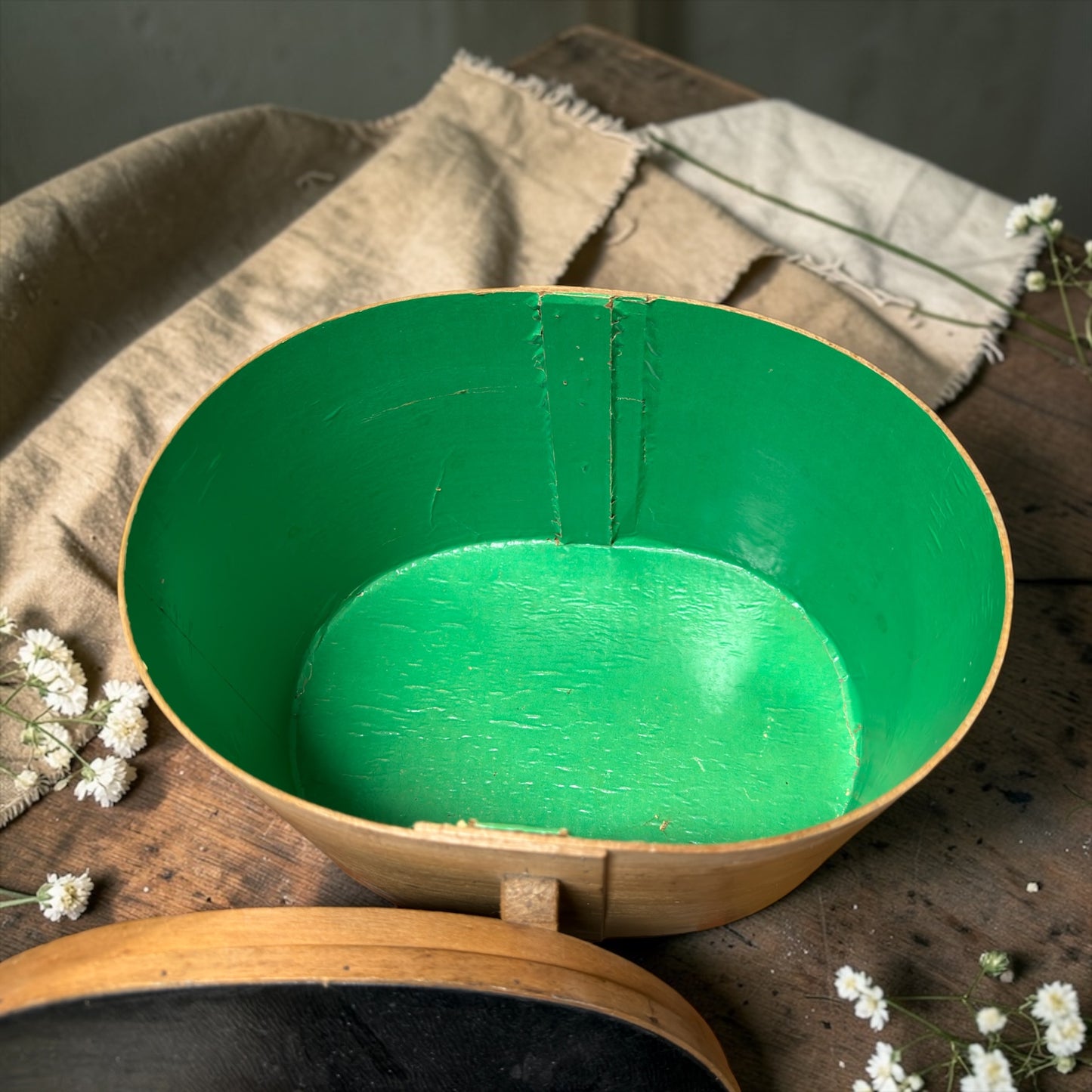Coppia di antiche cappelliere da modista, foderate in carta verde, con cinghie originali d’epoca