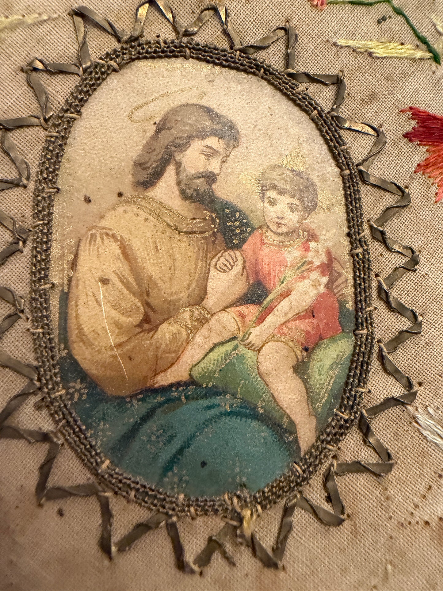 Ricordo funebre devozionale in tessuto ricamato a mano con dedica, fine ‘800