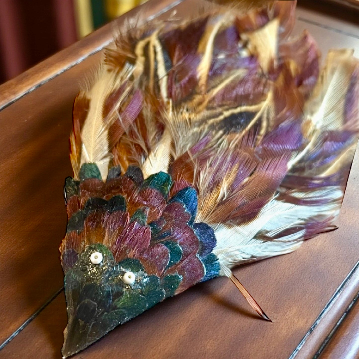 Spilla gioiello a guisa di uccellino con vere piume, anni ‘40-‘50