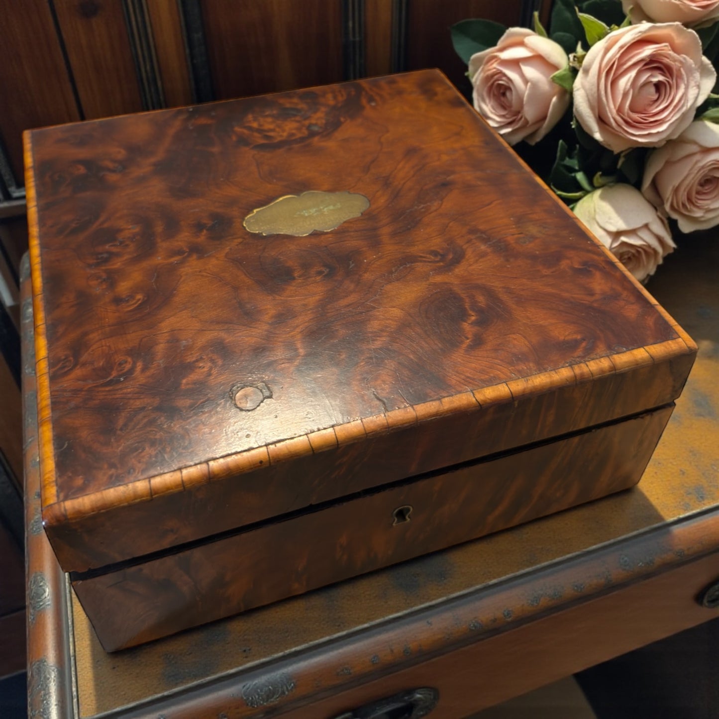 Antico grande scrigno in radica di noce con interno capitonné rosa