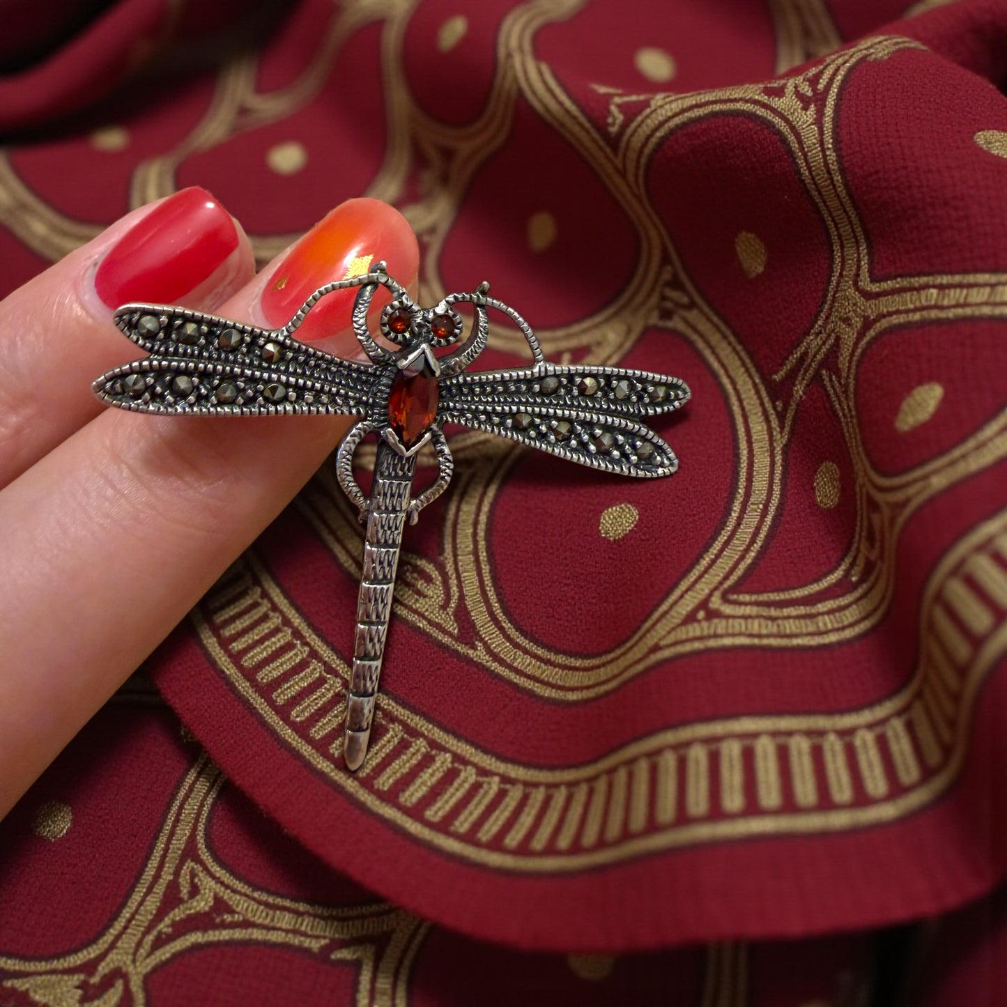 Spilla in argento e vetri boemi a guisa di libellula