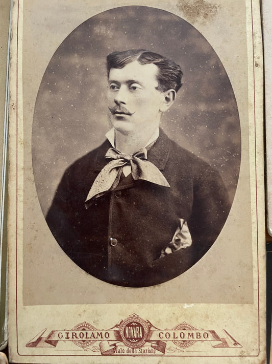 Lotto 9 fotografie ritratti formato Cabinet, 1890 circa, studi italiani