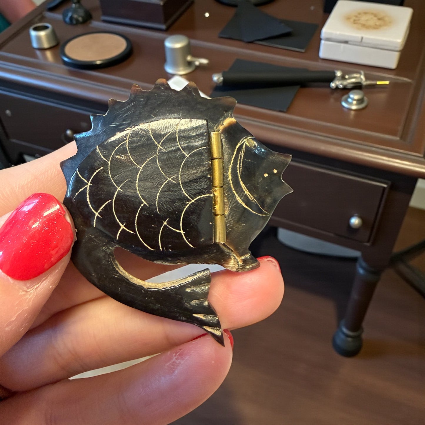 Tabacchiera in corno a guisa di pesce, creazione artigianale prima metà / metà scorso secolo