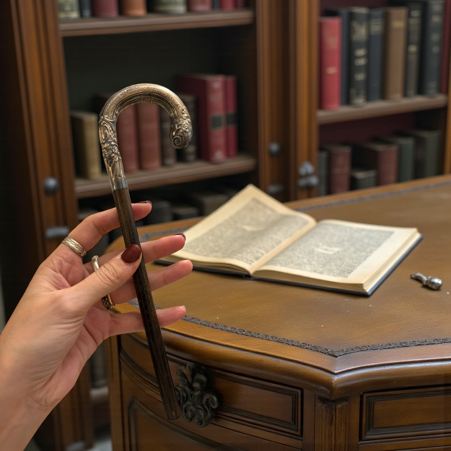 Antica impugnatura in argento per ombrello, fine ‘800 riccamente cesellata con monogramma