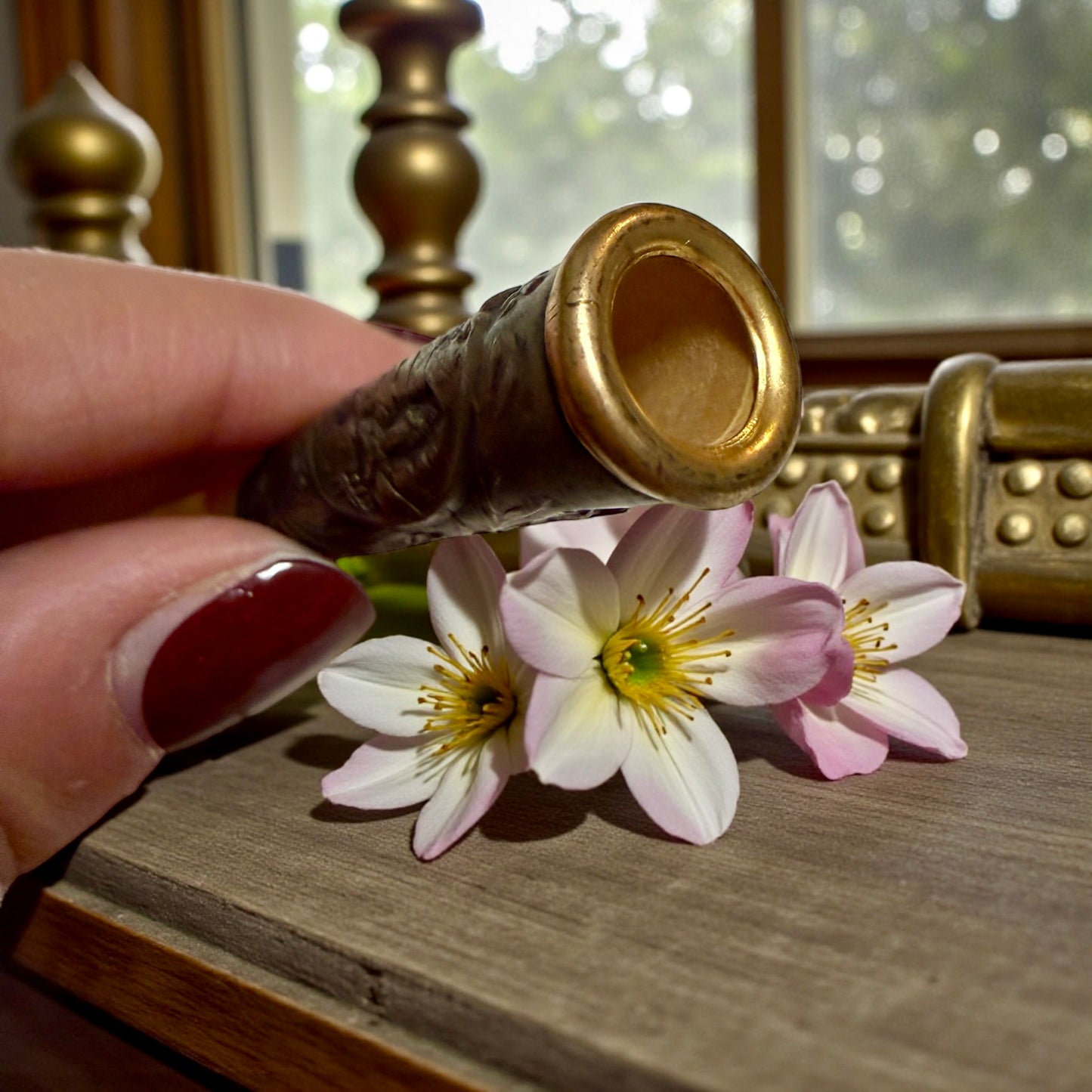 Bocchino antico gioiello con argento a sbalzo e scena apparizione Lourdes