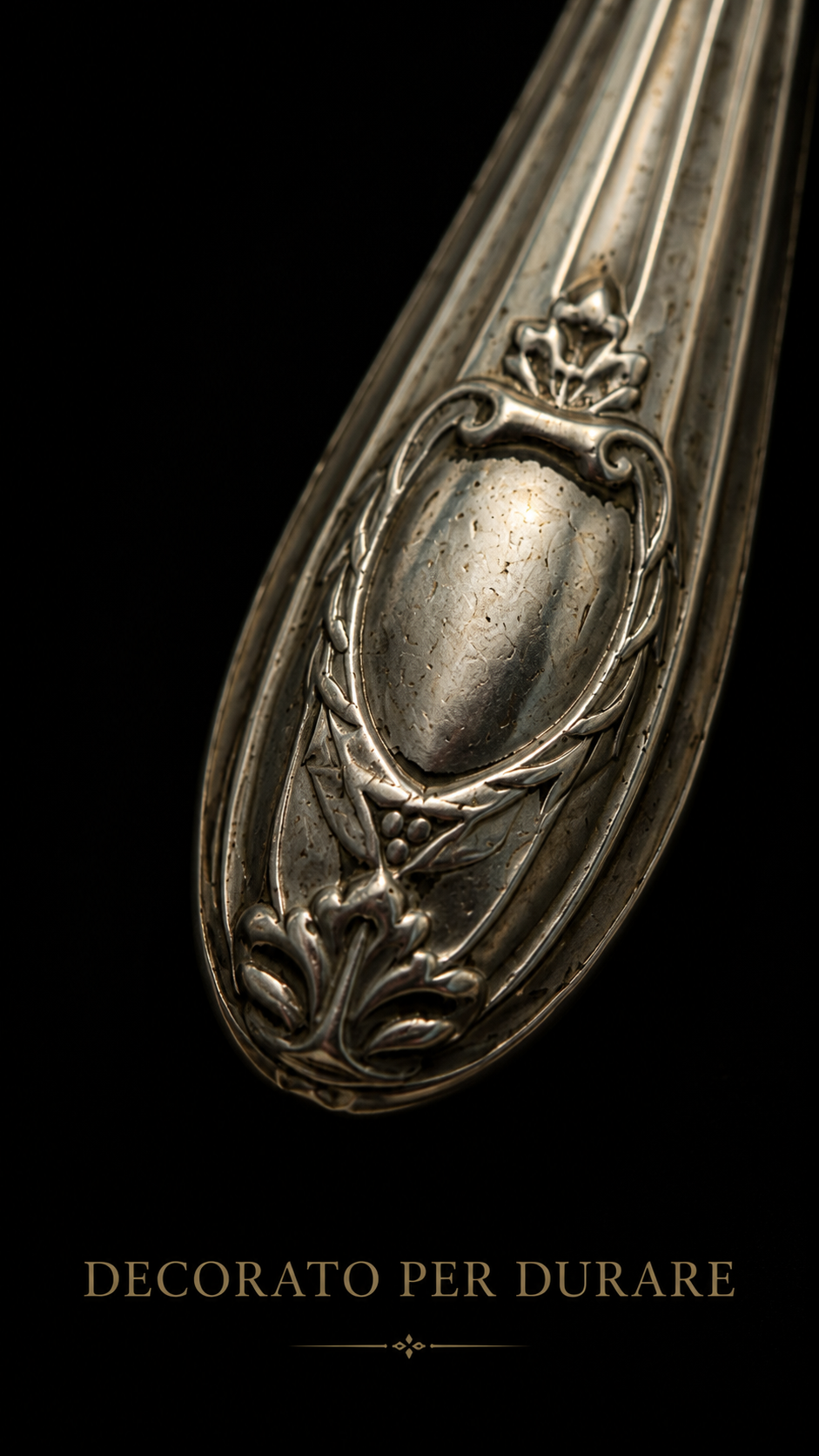 Antico needle case porta aghi in metallo bianco con cartiglio per iniziali