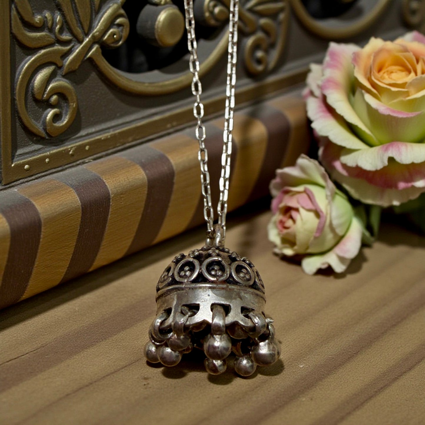 Antico pendente in argento “chiama angeli” di area Mediterranea su catenina 925 contemporanea