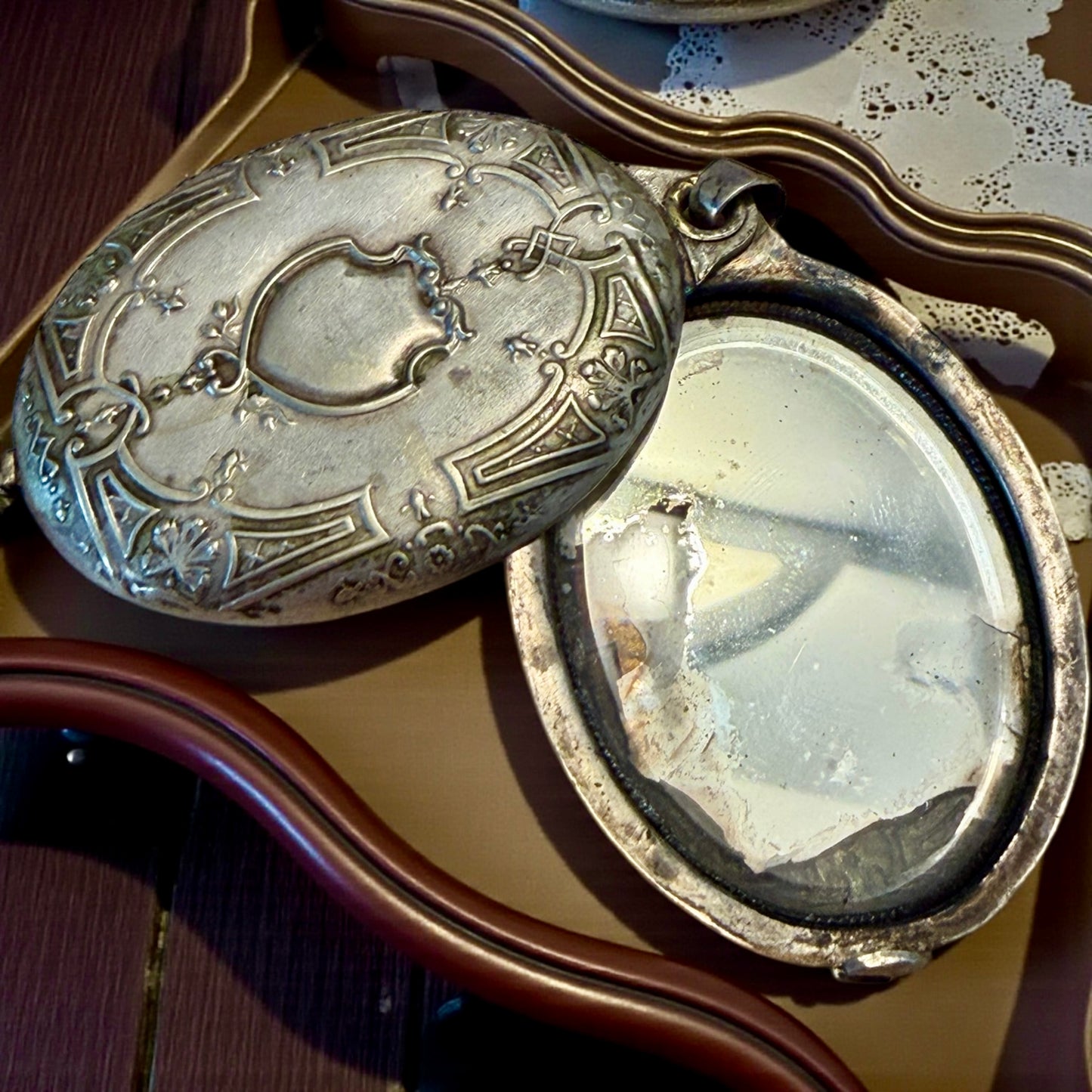 Pendente da Chatelaine specchio a scorrimento con decorazione bifacciale, placcato argento fine ‘800