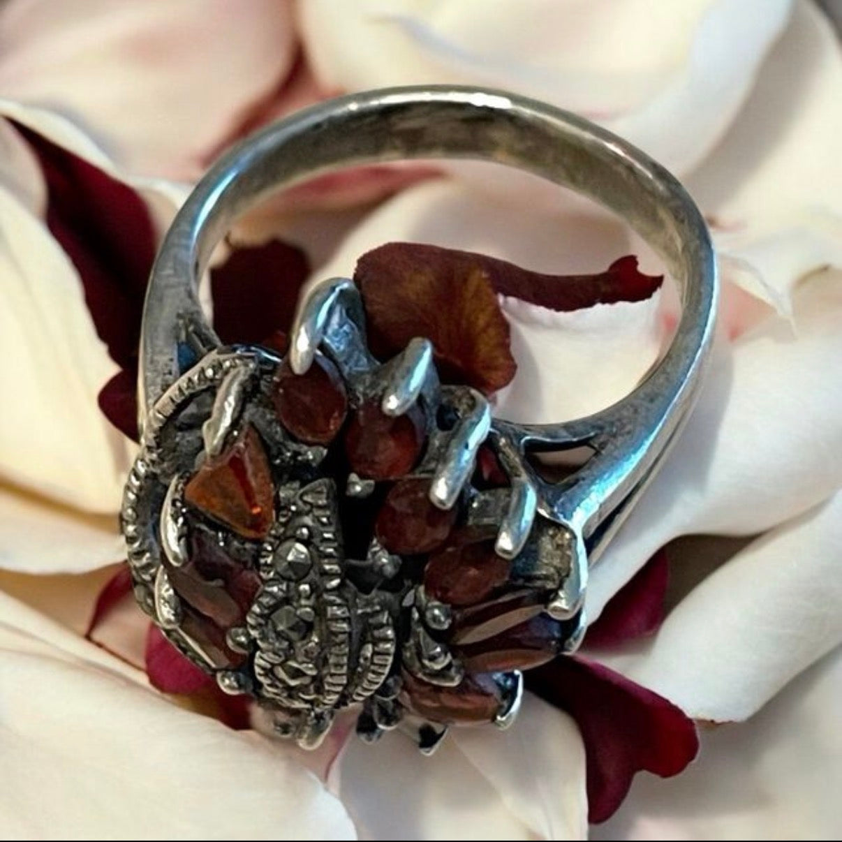 Anello cocktail in argento con granati almandini e marcasiti