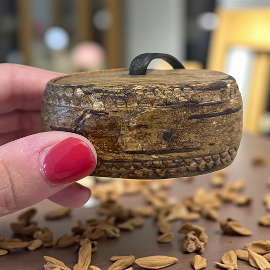 Snuff box scandinava intagliata nel legno con laccetto in cuoio