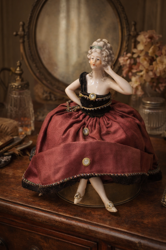 Half doll porta cipria anni ‘20 in splendide condizioni, completa di gambe e contenitore per piumino