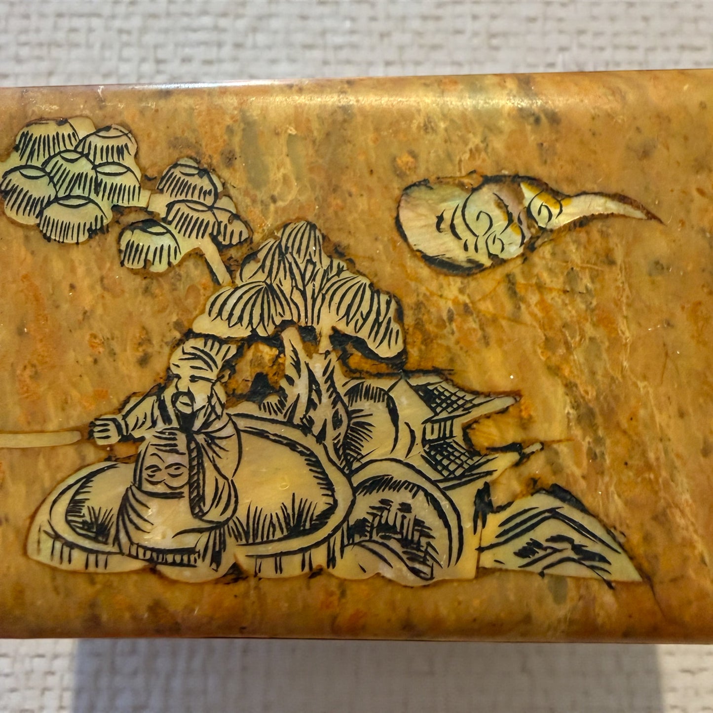 Plumier in pietra (prob. Steatite) decorato con madreperla incisa e pigmentata, anni ‘20-‘40