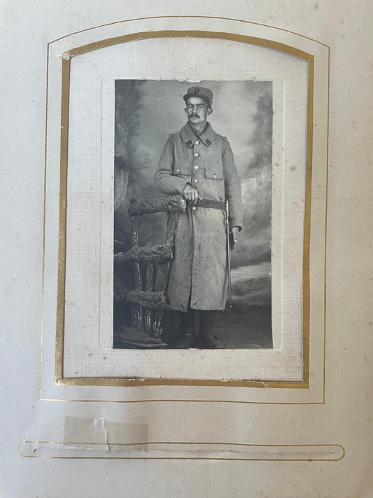 Antico album liberty di fotografie con 41 ritratti, anche militari