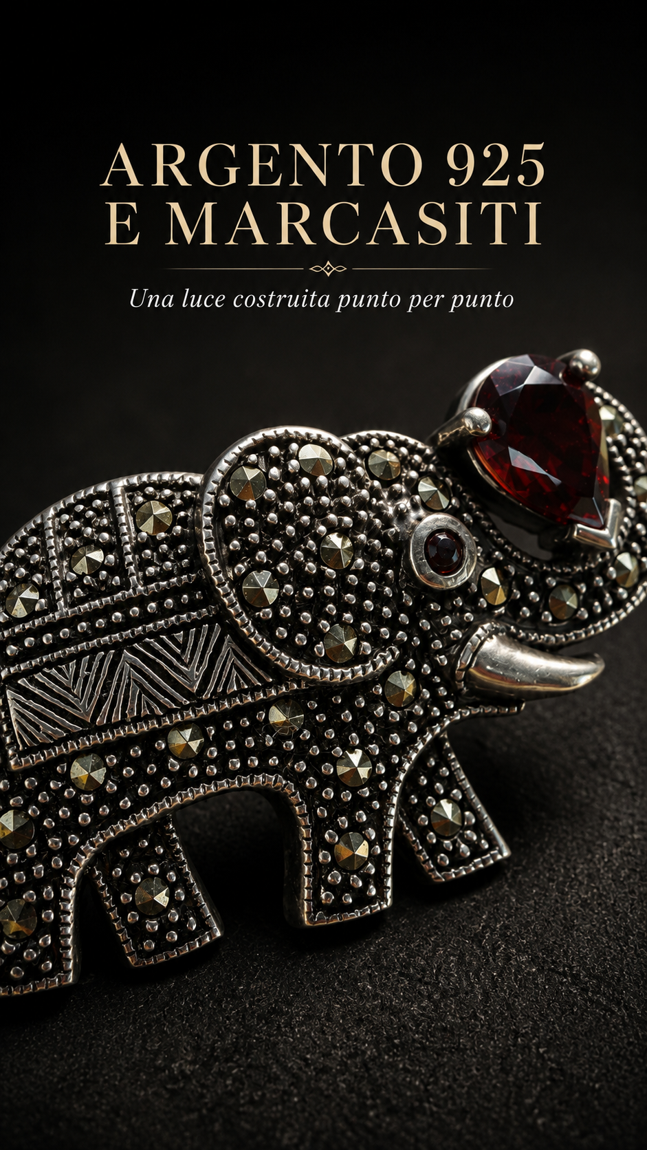Spilla in argento 925 con marcasiti e cristalli a guisa di elefante, simbolo di memoria e buon augurio