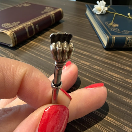 Porta-sigaretta da dito, anello in argento con asta regolabile e zampe leonine, fine ‘800 primo ‘900