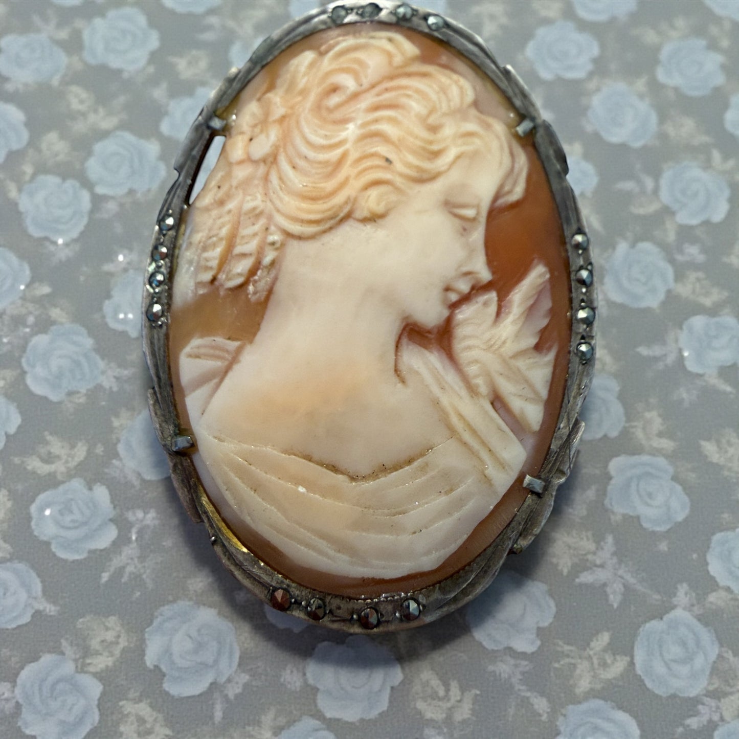 Cammeo su conchiglia finissima montato in argento 800 e marcasiti, doppio uso, prima metà ‘900