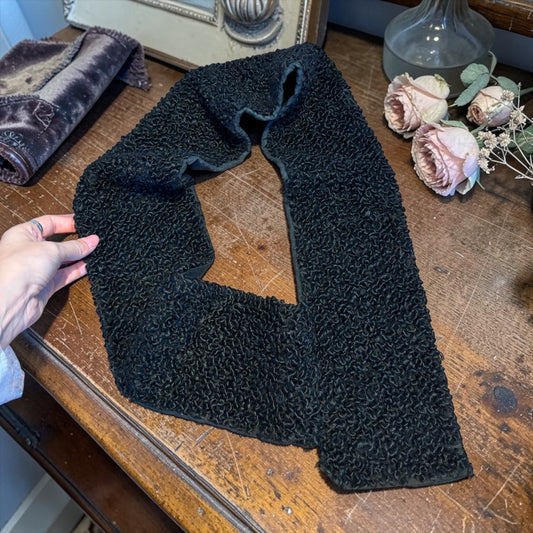 Antica stola in lana bouclé ad imitazione astrakan, fine ‘800 primissimo ‘900, nera foderata in seta