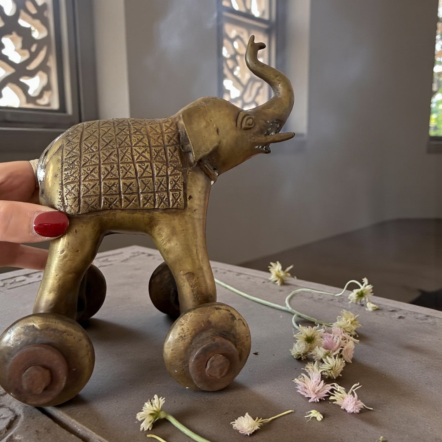 Temple toy in ottone pieno a guisa di elefante su ruote con la proboscide alzata