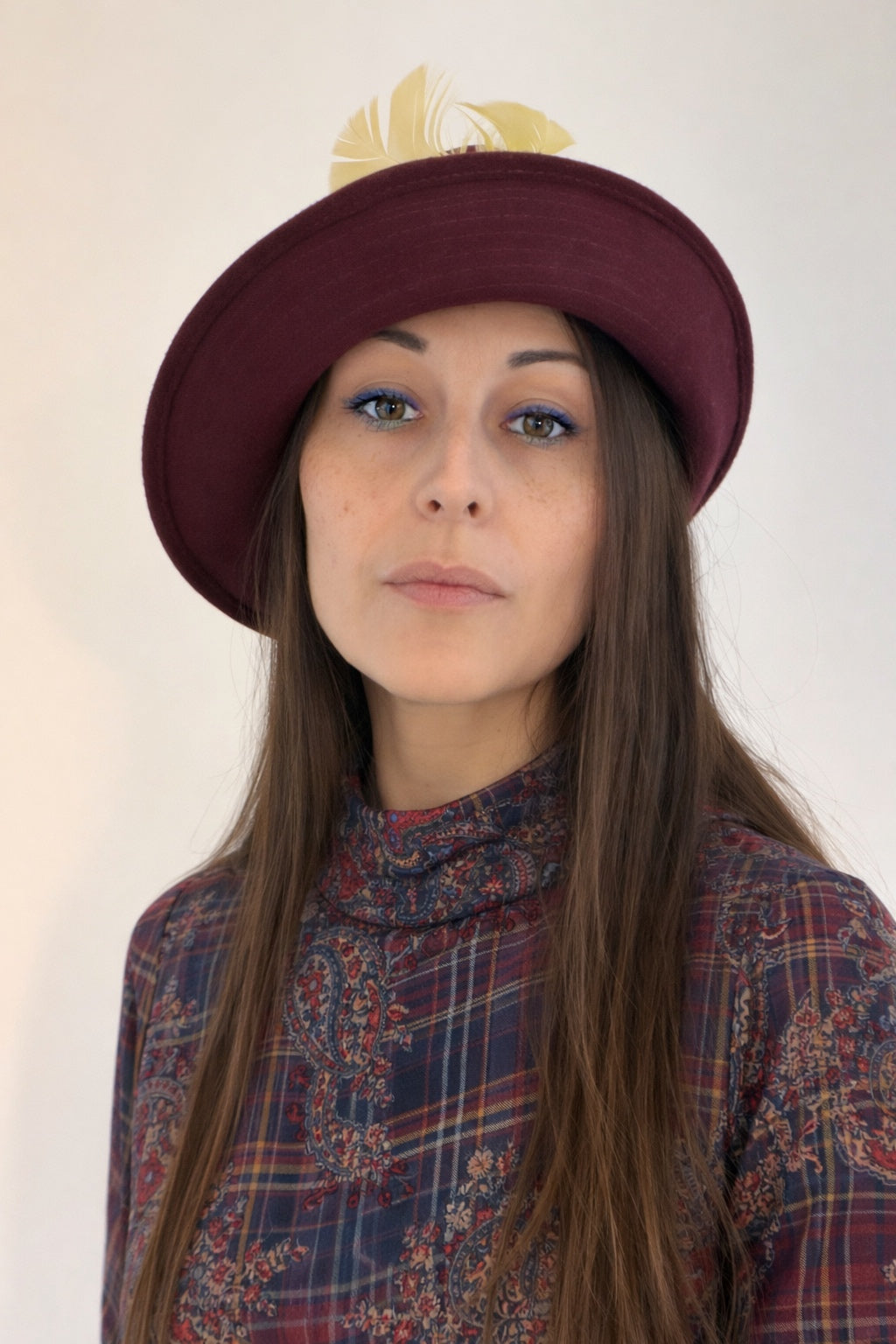 Cappello Borgogna con gros-grain color petrolio e piume, ispirazione cloche anni ‘20, produzione anni ‘50-‘60