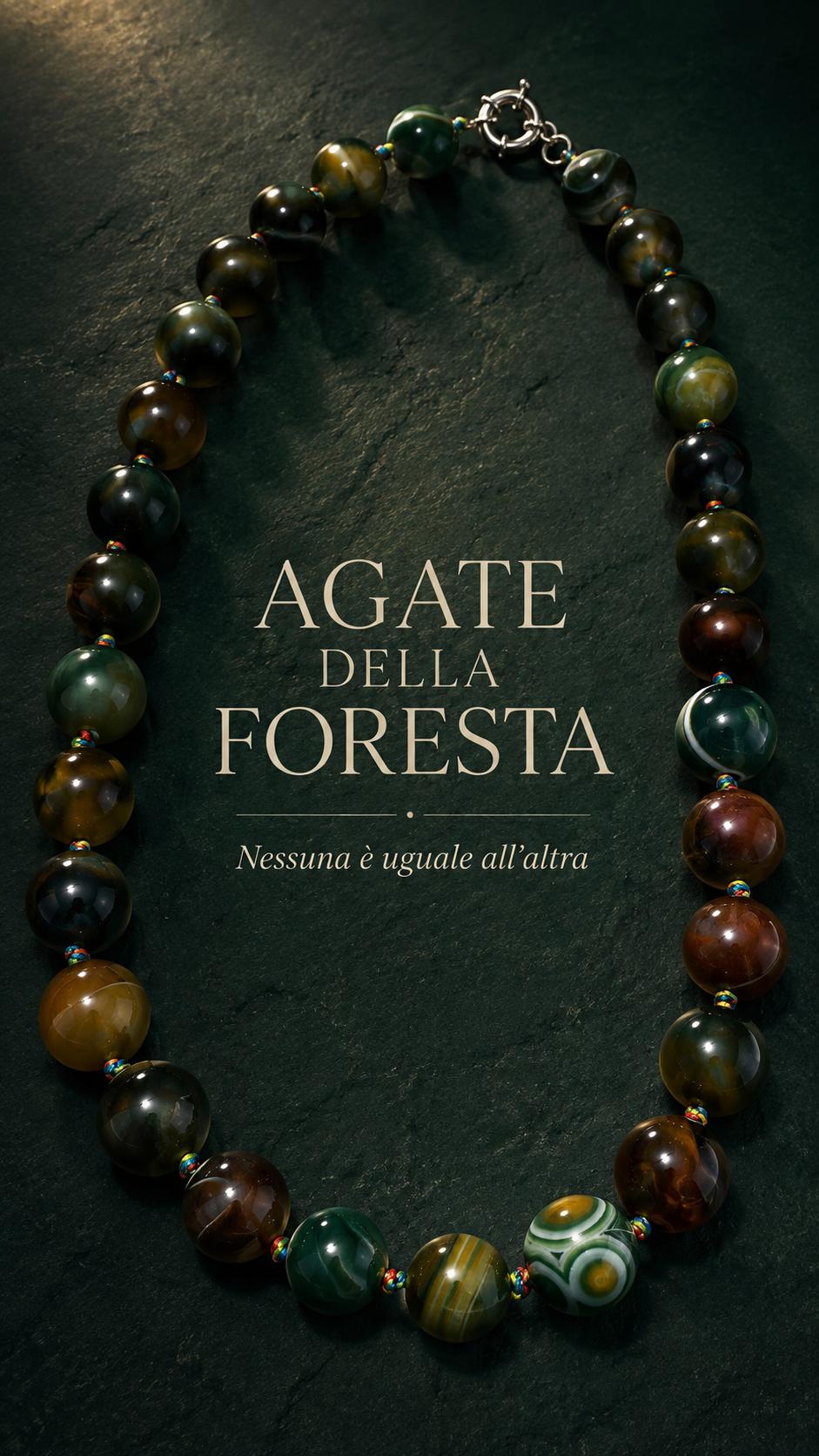 Importante collana in perle di varietà di agate verdi infilate ed annodate a mano, gioiello contemporaneo