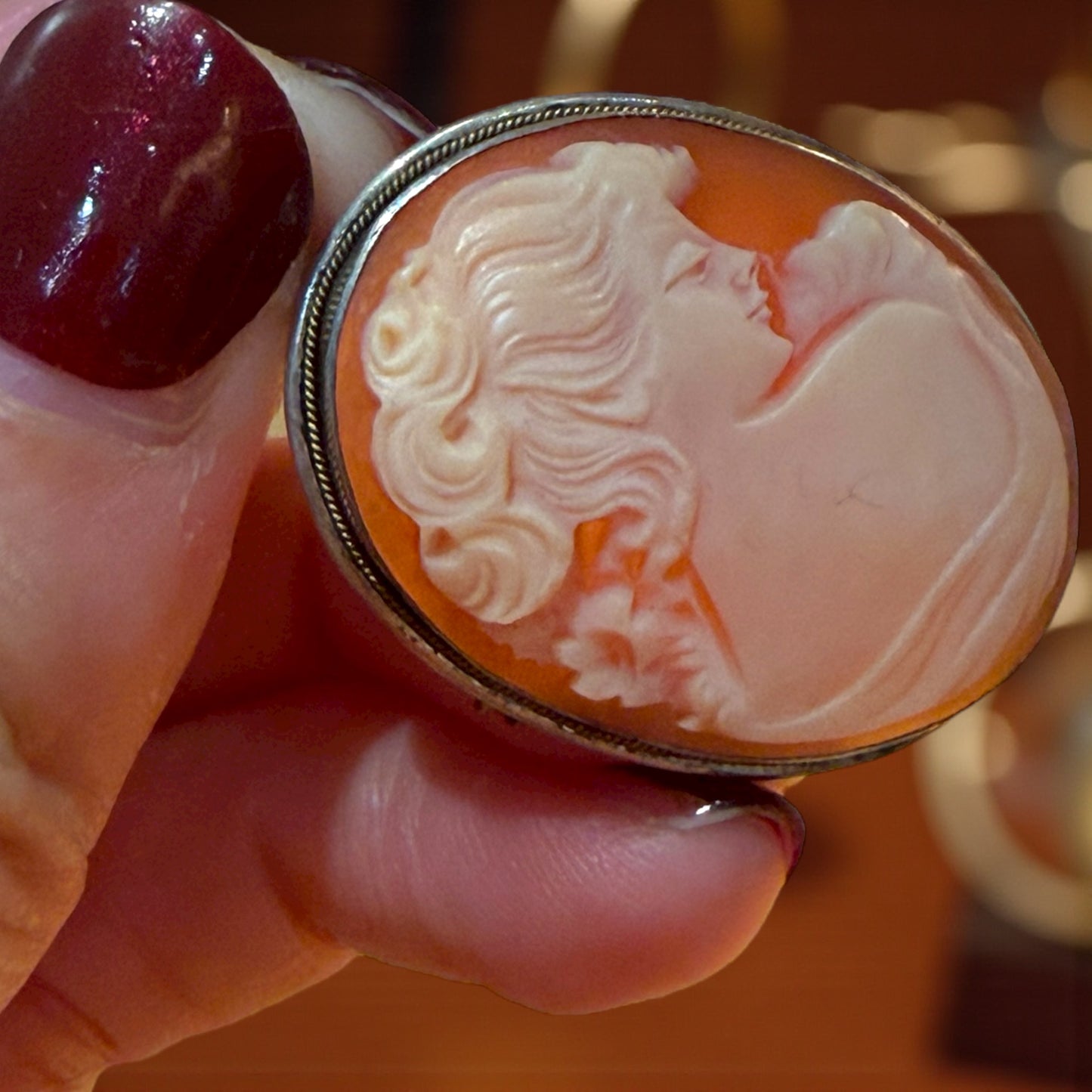 Cammeo su conchiglia montato in argento 800, area Torre del Greco