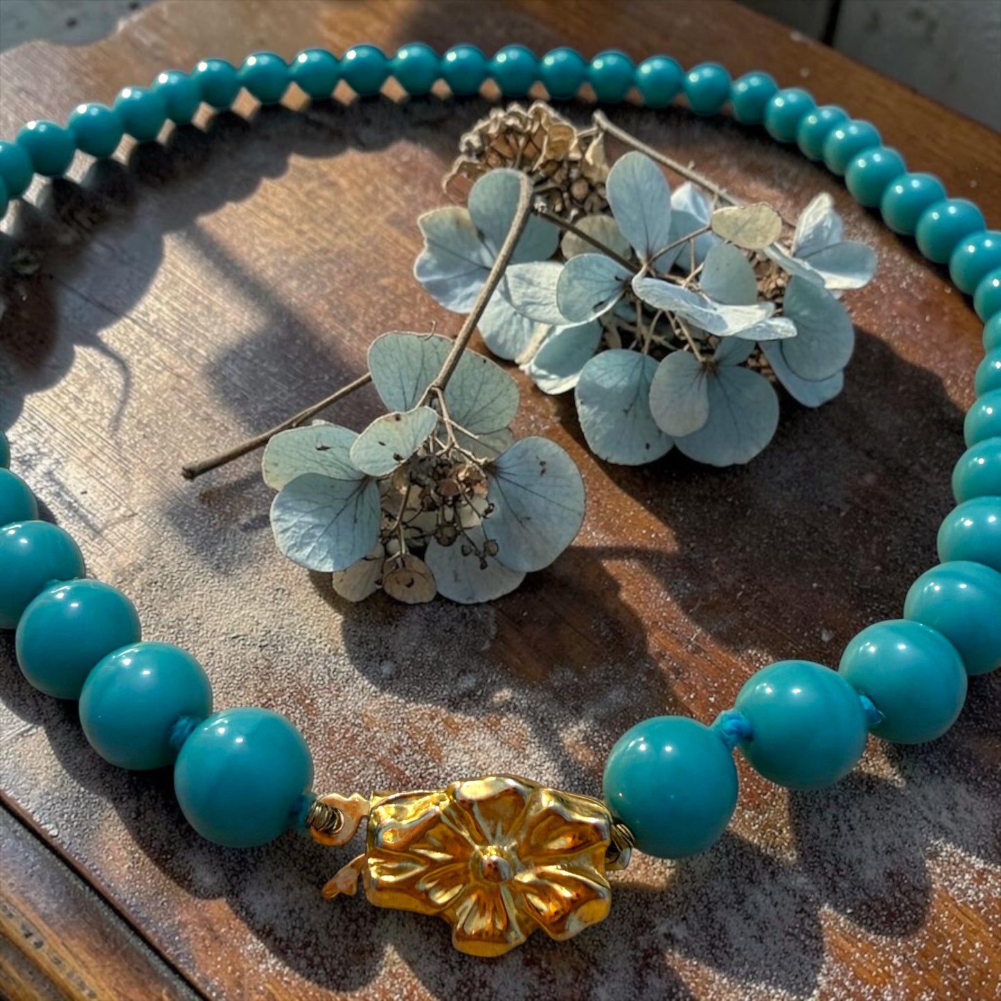 Collana choker in perle di vetro veneziano turchese con chiusura dorata, mid century 50s