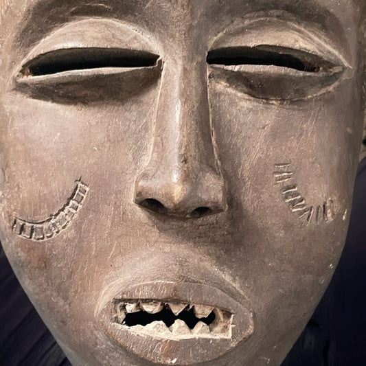 Maschera africana rituale in legno e fibre intrecciate