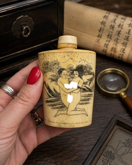 Antica Snuff Bottle in osso inciso con cucchiaino e con scene erotiche
