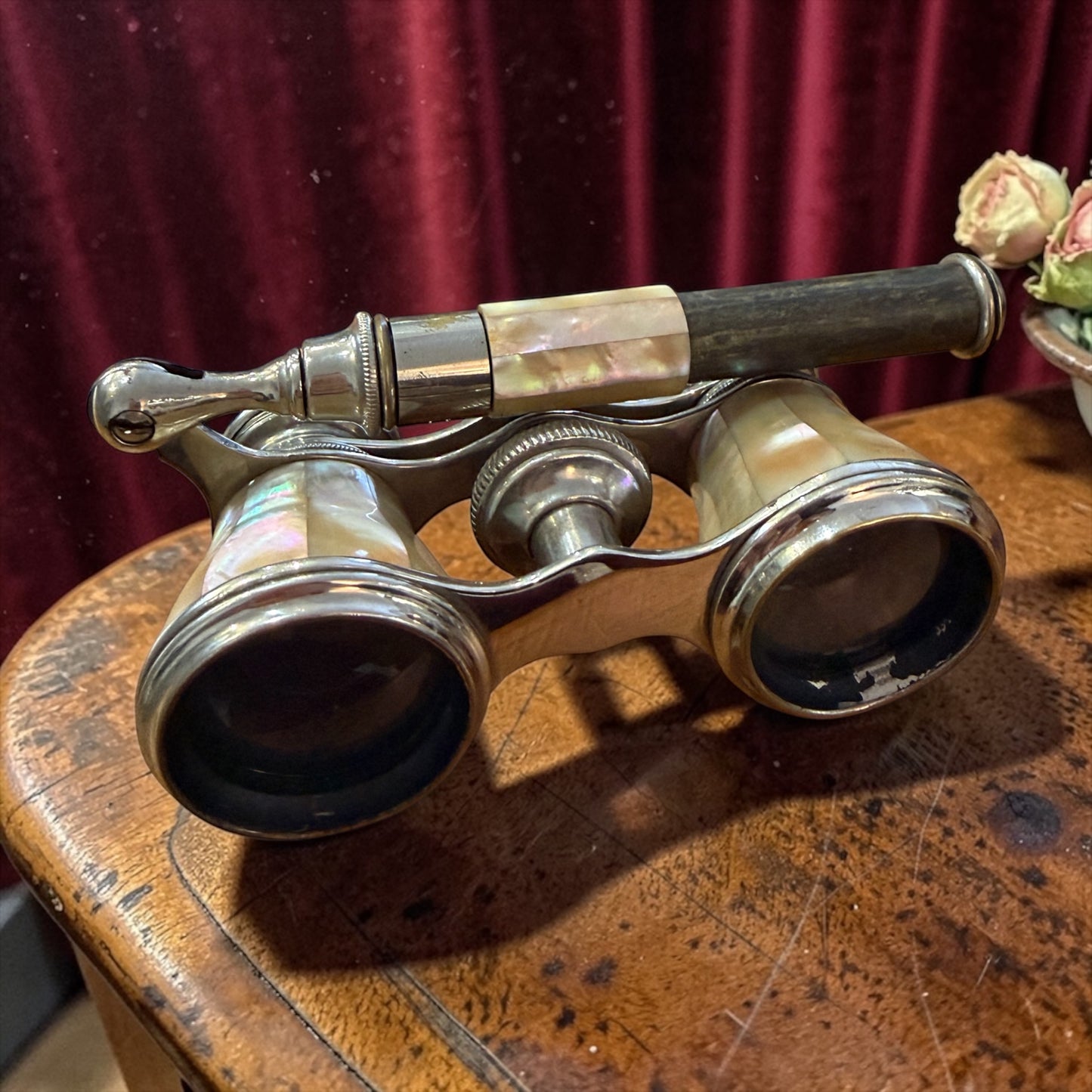 Antico binocolo opera glasses in madreperla con manico telescopico, ca 1890-1910