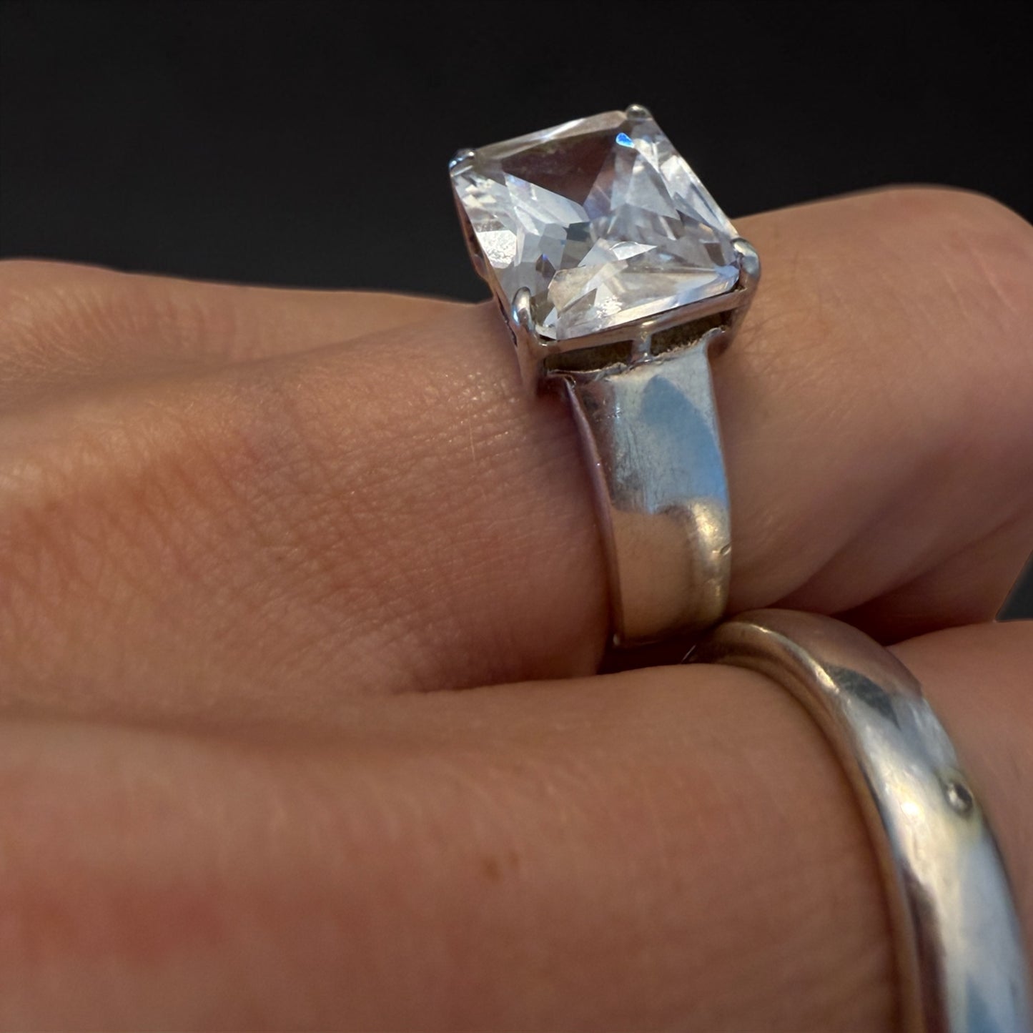 Anello argento 925 con castone e fascione alti e grande zirconia cubica, anni ‘70