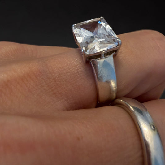 Anello argento 925 con castone e fascione alti e grande zirconia cubica, anni ‘70
