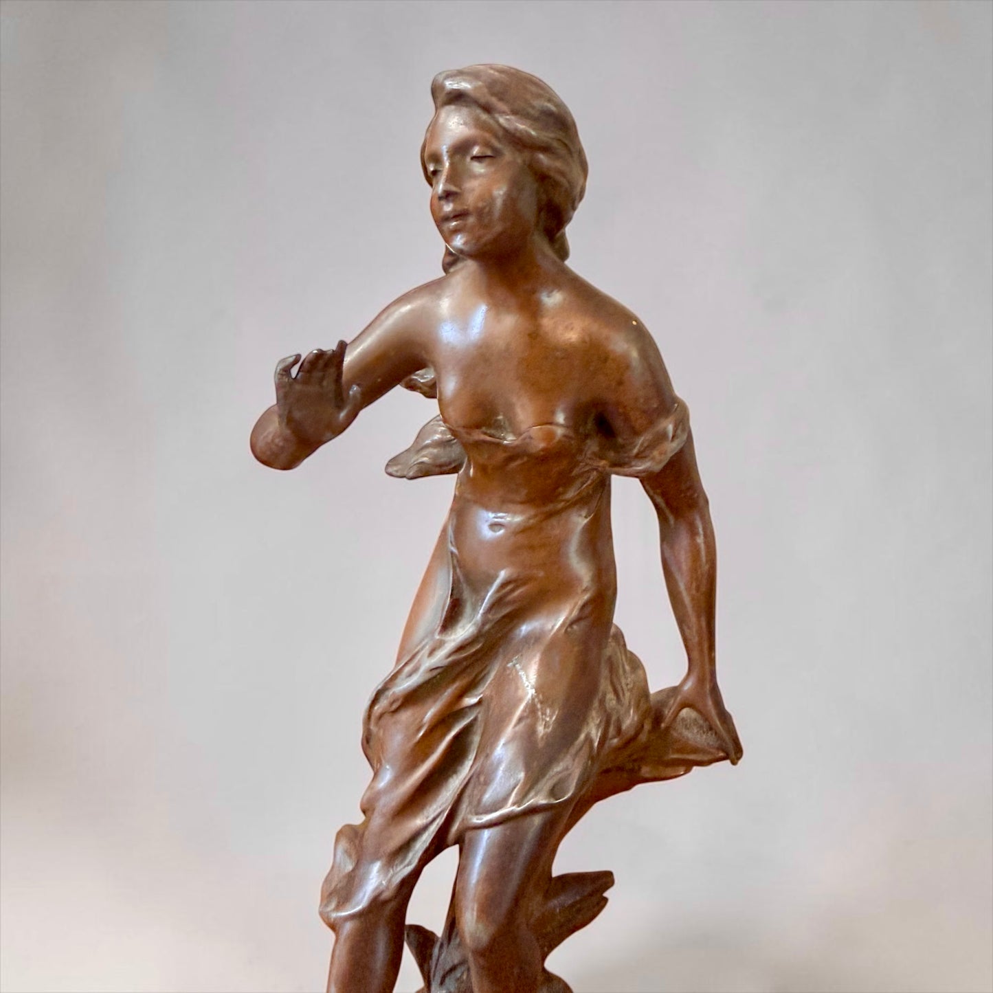 Antica scultura su basamento firmata Perron, 1900, titolo “Hésitation”