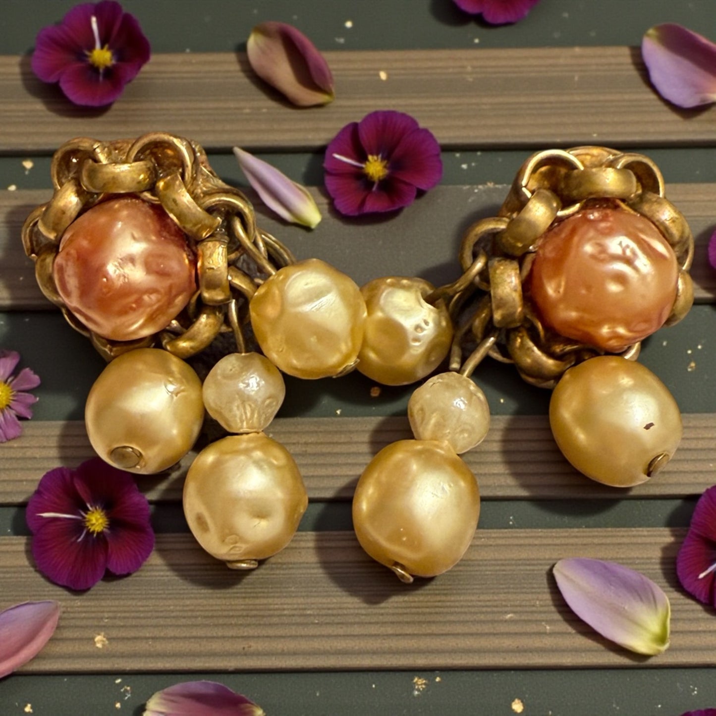 Antichi splendidi orecchini dorati anni ‘30 con faux perles barocche, chiusura a vite