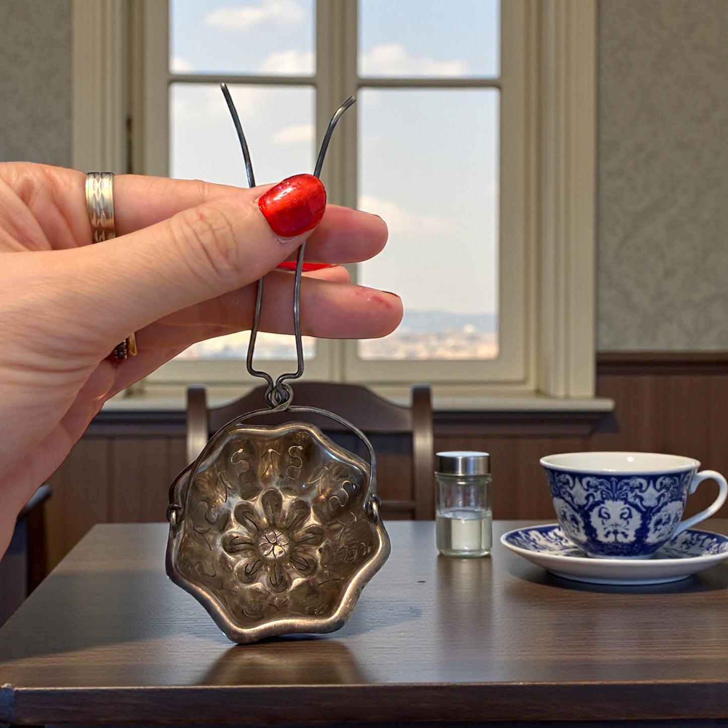 Antico passe-the argentato per filtrare risate e tè, primo ‘900