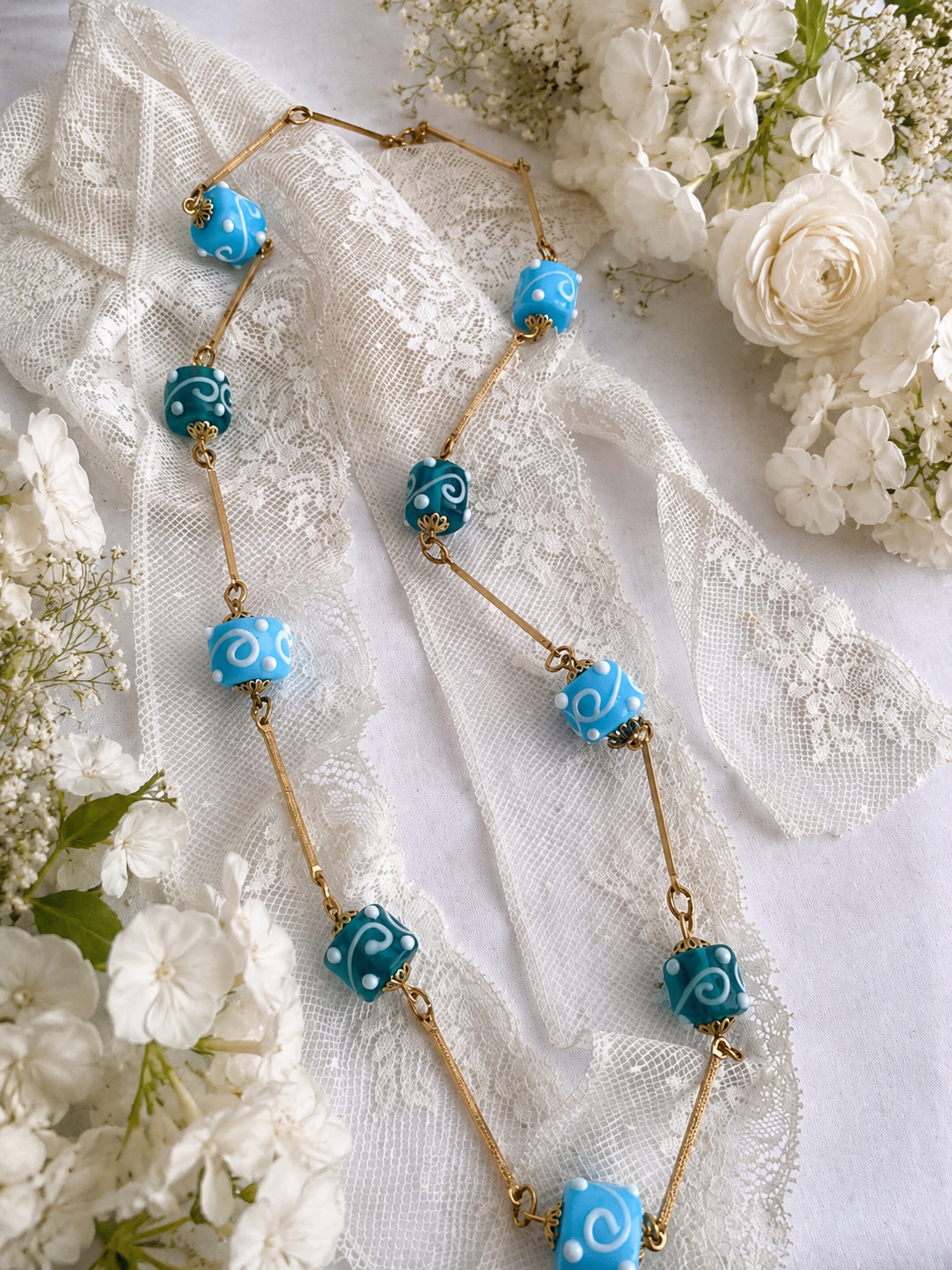 Collana con perle lavorate a lume in vetro veneziano (lampwork) nuova da campionario anni ‘70
