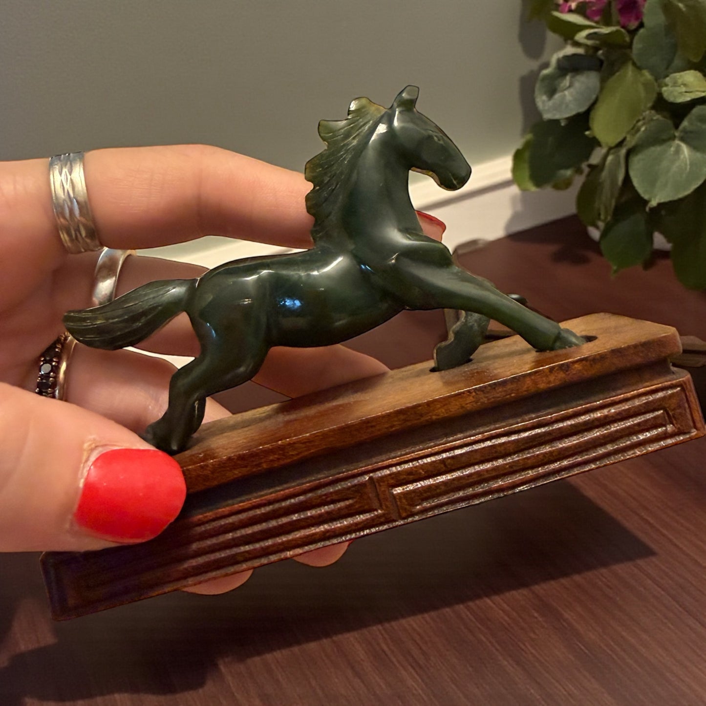 Coppia sculture cavalli in giada su base lignea, mid century arte orientale