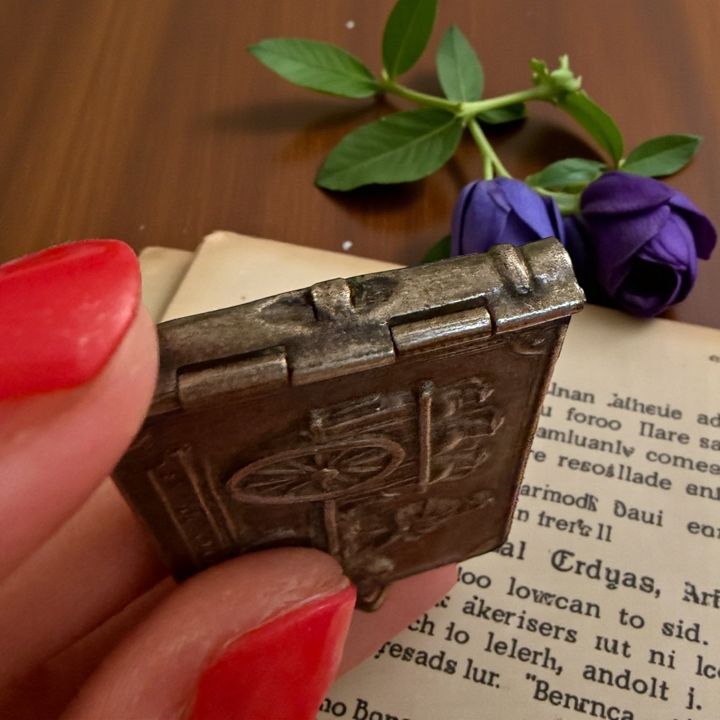 Pendente segreto a libro con fotografie antiche di Bruxelles, argentato anni ‘20