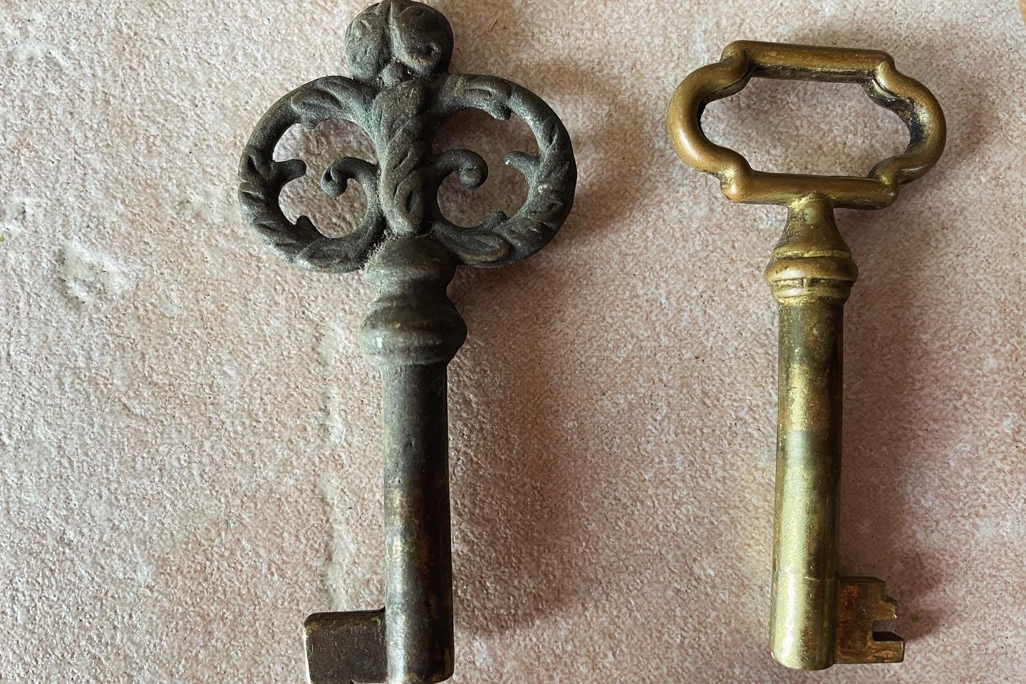 Collection of 10 ancient keys