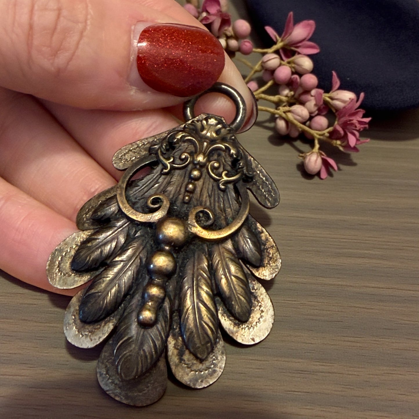 Antico ornamento da abito ottocentesco rivisitato a pendente, decorazione neo rinascimentale con piume