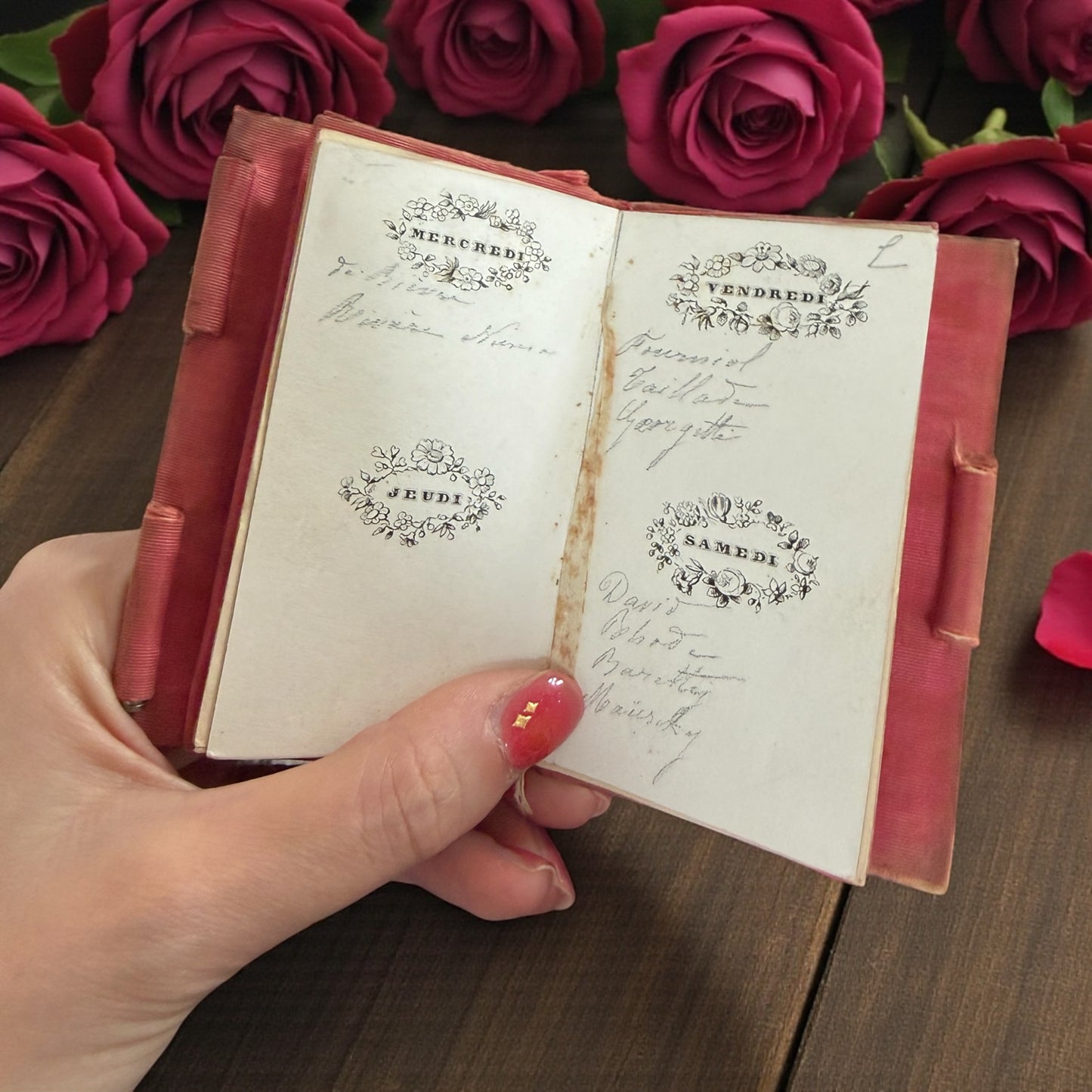 Carnet de bal 1890-1900 in finta tartaruga con matita in osso, semanier e nota spese