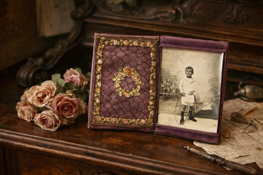 Porta foto ribbonwork floreale sera e raso fine ‘800 con ritratti di bimbi
