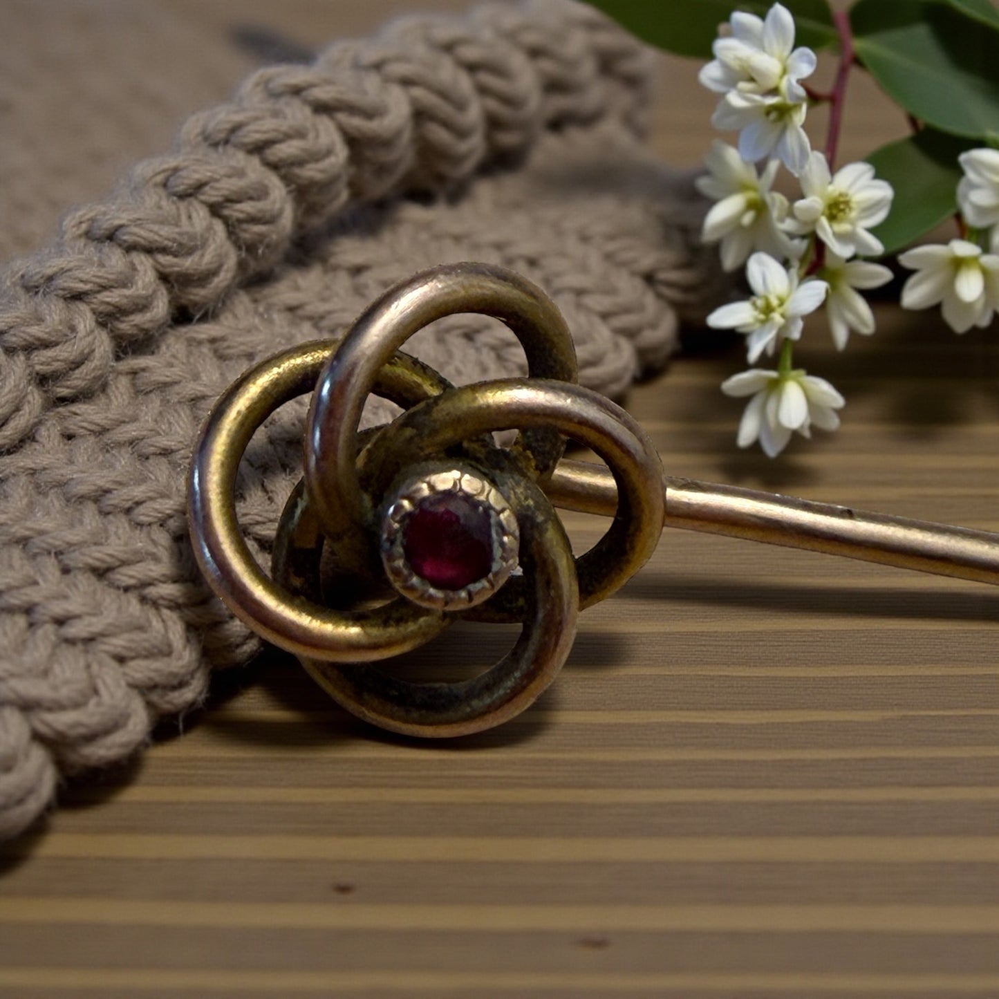 Spilla gioiello da cappotto placcata oro, nodo Liberty con piccolo granato