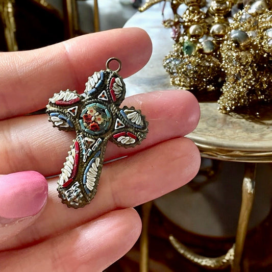 Croce gioiello italiano in micromosaico con paste vitree e ottone, ca anni ‘40