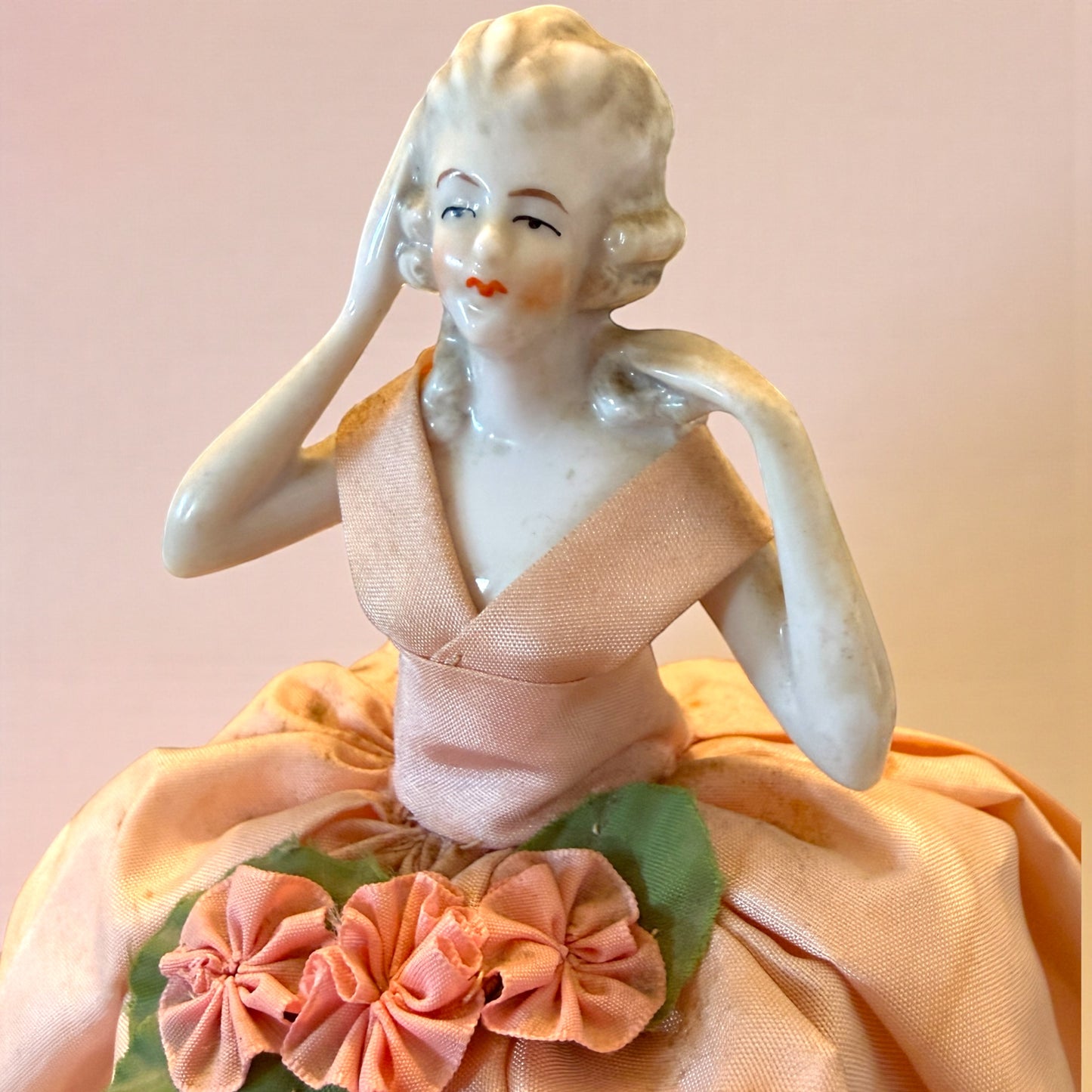 Antica half doll con abito rosa cipria e fiori tessuti a mano, anni ‘30