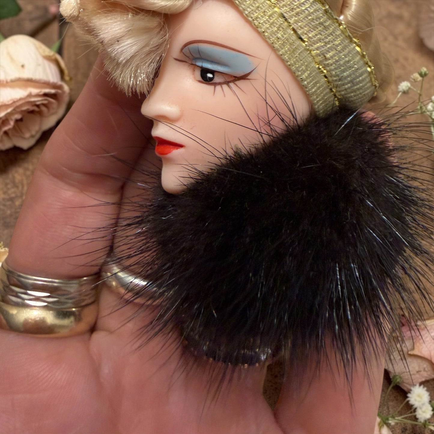 Spilla vintage lady head bionda con pelliccia