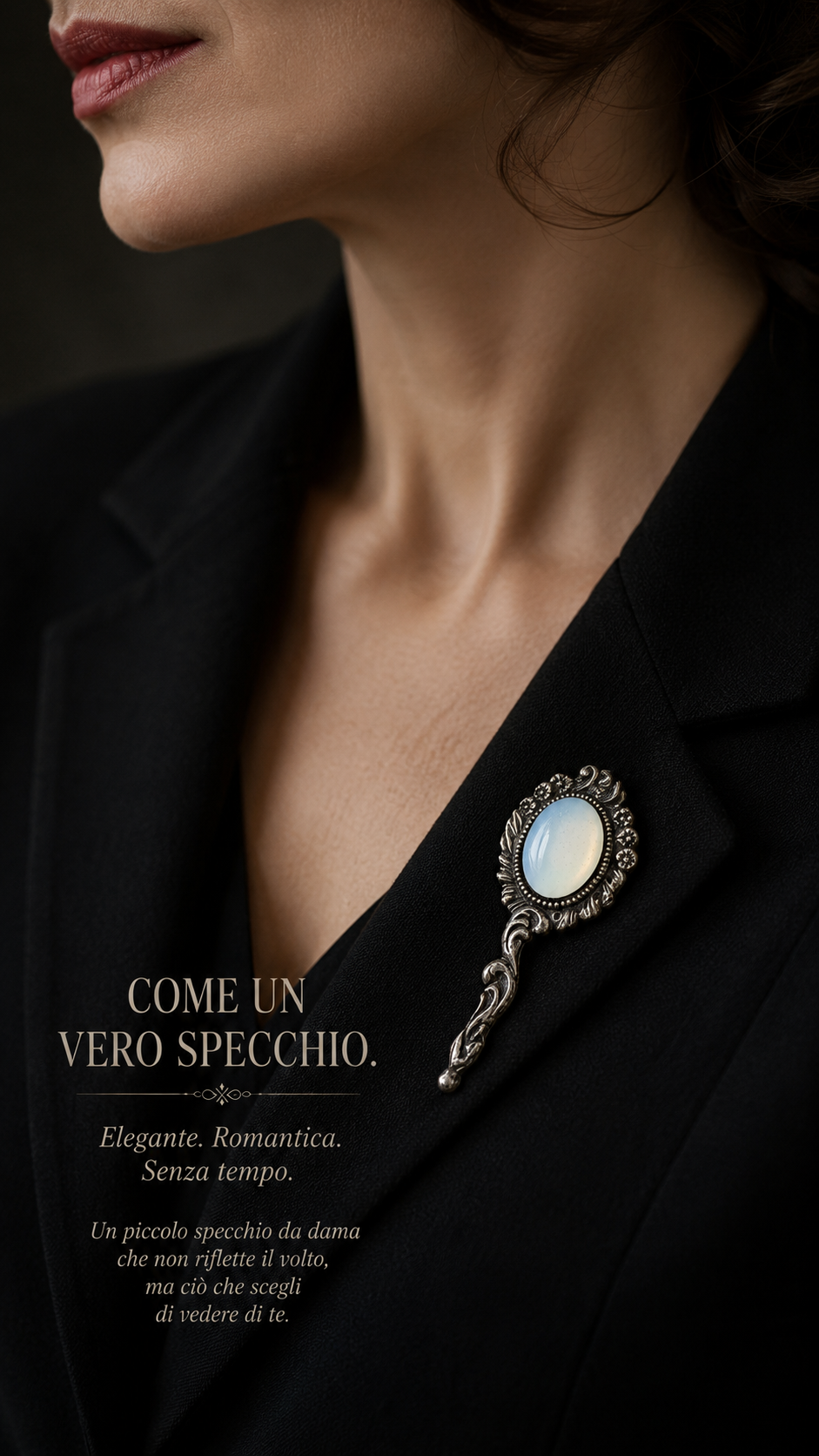 Spilla antica anni ‘40 a guisa di piccolo specchio a mano, con opalite