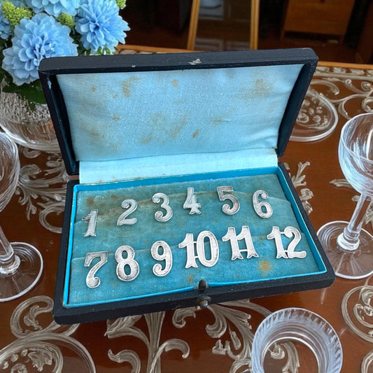 Servizio segna posto cifre per calici, argento 830 in custodia coeva, anni ‘20